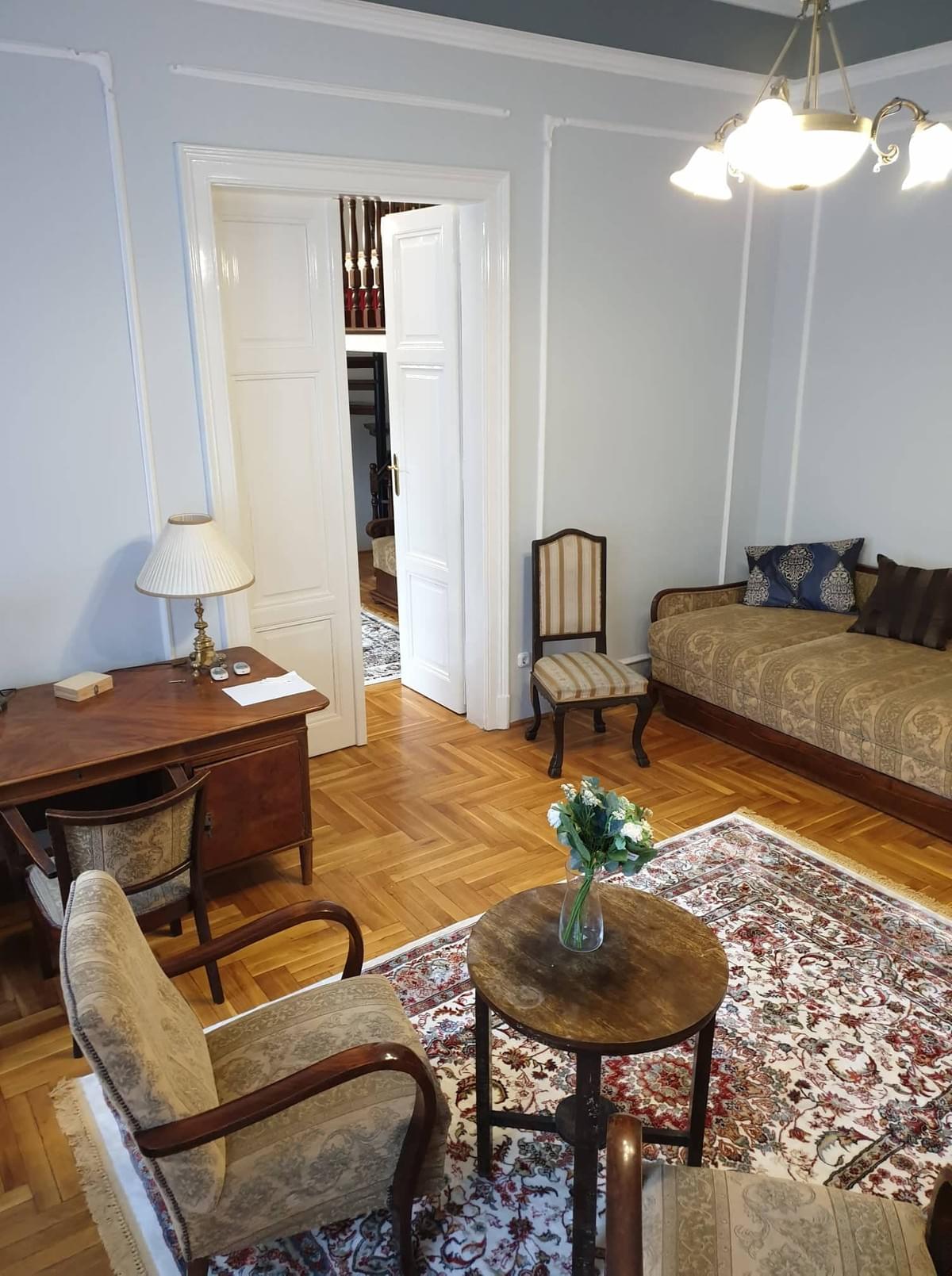 Kép - egy budapesti polgári belvárosi lakásról készült fotó. A lakás stílusa a modern és a klasszikus keveredéséből jött létre Kép - egy budapesti polgári belvárosi lakásról készült fotó. A lakás stílusa a modern és a klasszikus keveredéséből jött létre