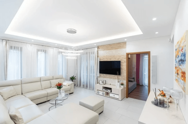 Kép - Egy modern, letisztult stílusú családi ház nappalijáról készült fotó. Kép - Egy modern, letisztult stílusú családi ház nappalijáról készült fotó.