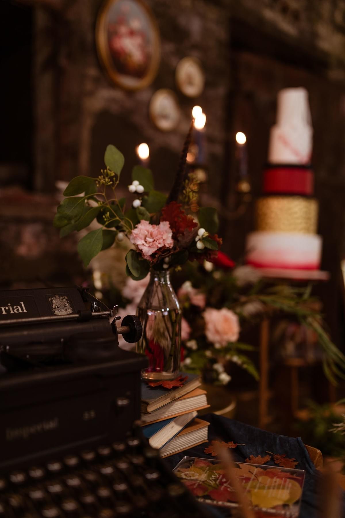 Autumn wedding cake, vintage typewriter, old books, autumn flowers Autumn wedding cake, vintage typewriter, old books, autumn flowers
