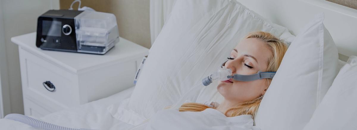 使用鼻罩的睡眠窒息患者 使用鼻罩的睡眠窒息患者