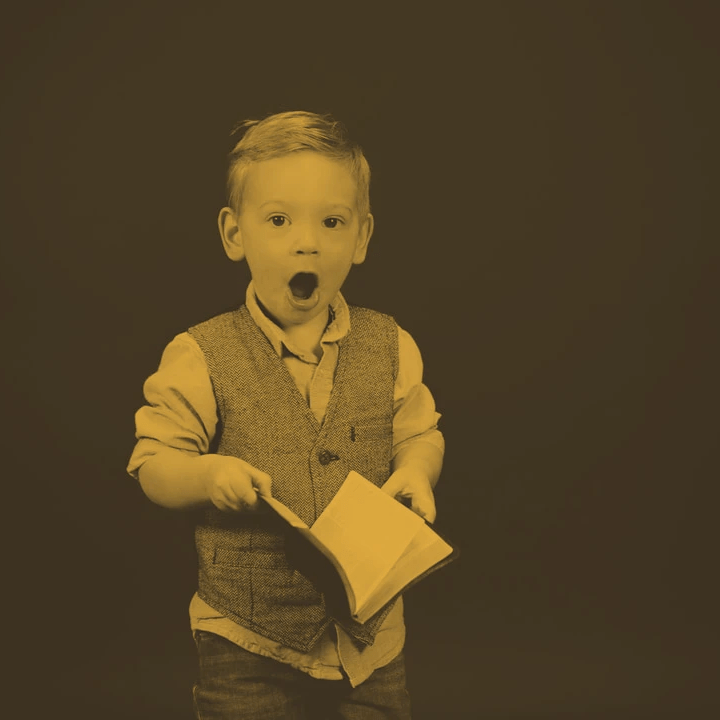 niño con libro niño con libro