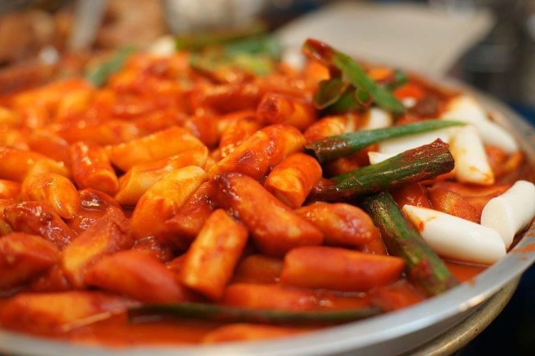 Bánh tokbokki (Bánh gạo) - món ăn yêu thích của giới trẻ Bánh tokbokki (Bánh gạo) - món ăn yêu thích của giới trẻ