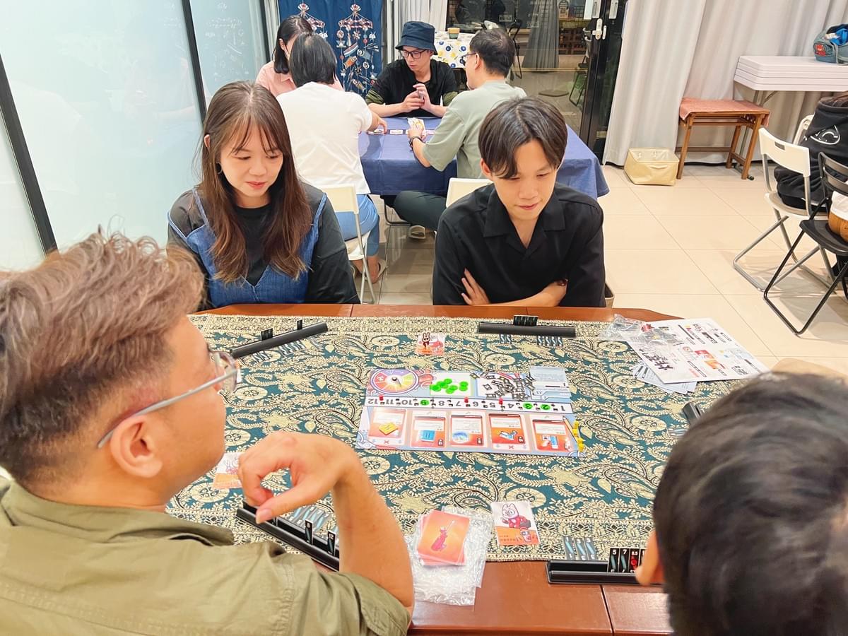 【活動回顧】9/12《解憂桌遊堂》:開箱《萬獸酒吧2》、《競數連鎖》|2025 台灣新銳桌遊博覽會!解憂桌遊堂|台北|桌遊|療寮生活館 【活動回顧】9/12《解憂桌遊堂》:開箱《萬獸酒吧2》、《競數連鎖》|2025 台灣新銳桌遊博覽會!解憂桌遊堂|台北|桌遊|療寮生活館