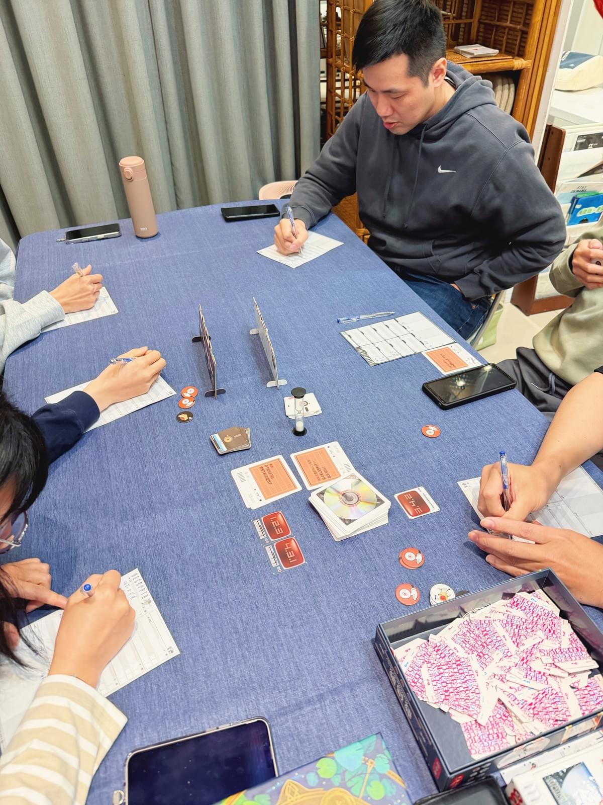 【活動花絮】3/27 解憂桌遊堂:這晚的桌子,每一桌都在發光✨|解憂桌遊堂|台北|桌遊|療寮生活館 【活動花絮】3/27 解憂桌遊堂:這晚的桌子,每一桌都在發光✨|解憂桌遊堂|台北|桌遊|療寮生活館