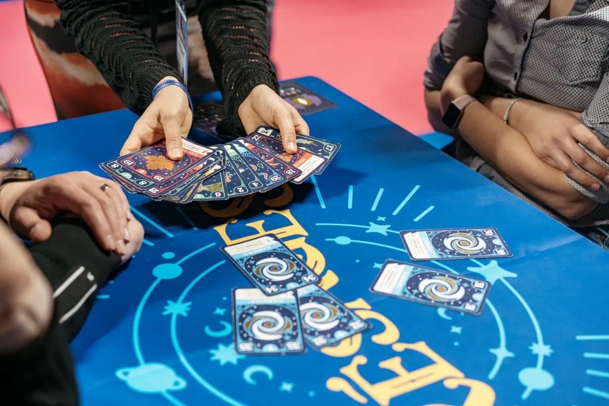 【桌遊開箱】〈奧秘小隊 Présages〉桌遊好玩嗎?玩法介紹+完整評測|解憂桌遊堂|台北桌遊|輕鬆新手友善|療寮生活館 Chitchat LIFE 【桌遊開箱】〈奧秘小隊 Présages〉桌遊好玩嗎?玩法介紹+完整評測|解憂桌遊堂|台北桌遊|輕鬆新手友善|療寮生活館 Chitchat LIFE