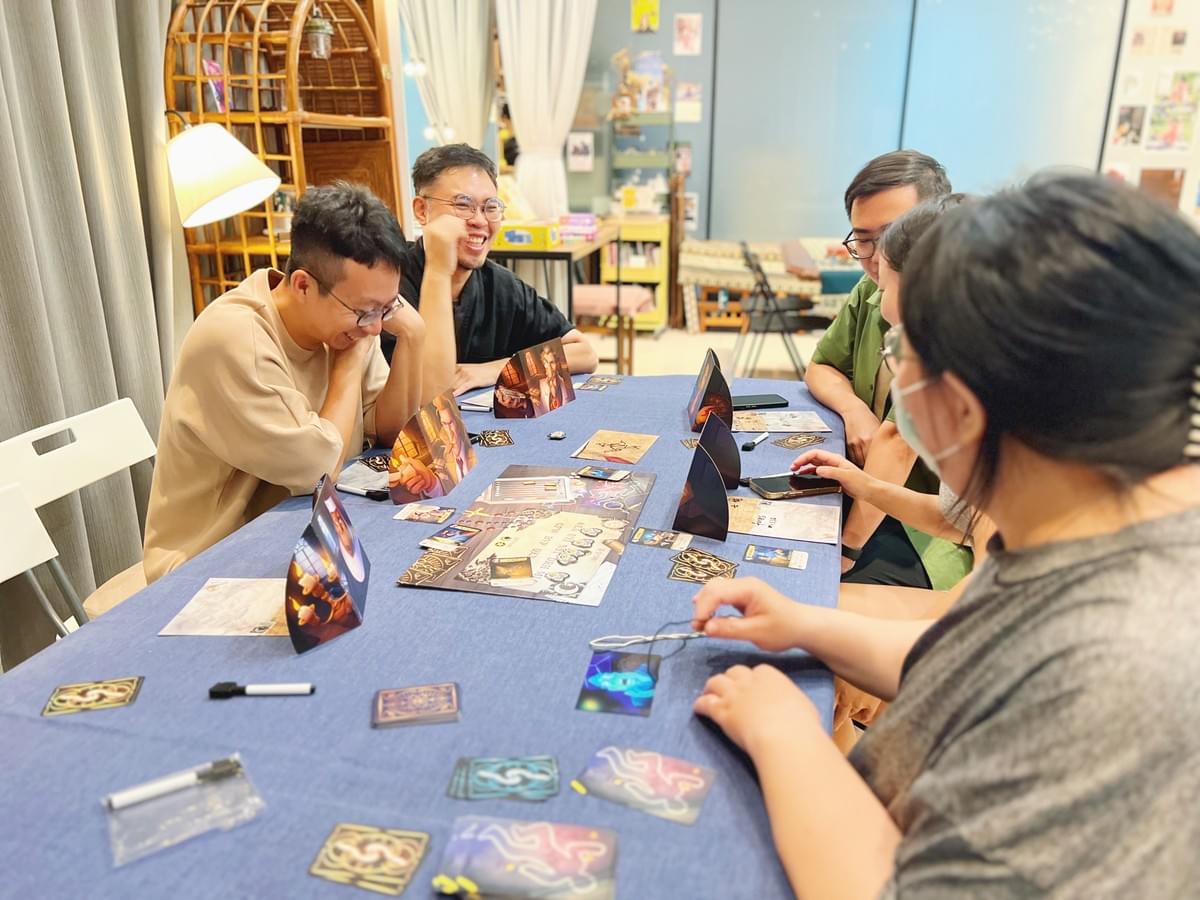 【活動回顧】10/10 解憂桌遊堂:跨文化交流的一夜!?首次開箱《大家一起 Making BL》|解憂桌遊堂|台北|桌遊|療寮生活館 【活動回顧】10/10 解憂桌遊堂:跨文化交流的一夜!?首次開箱《大家一起 Making BL》|解憂桌遊堂|台北|桌遊|療寮生活館