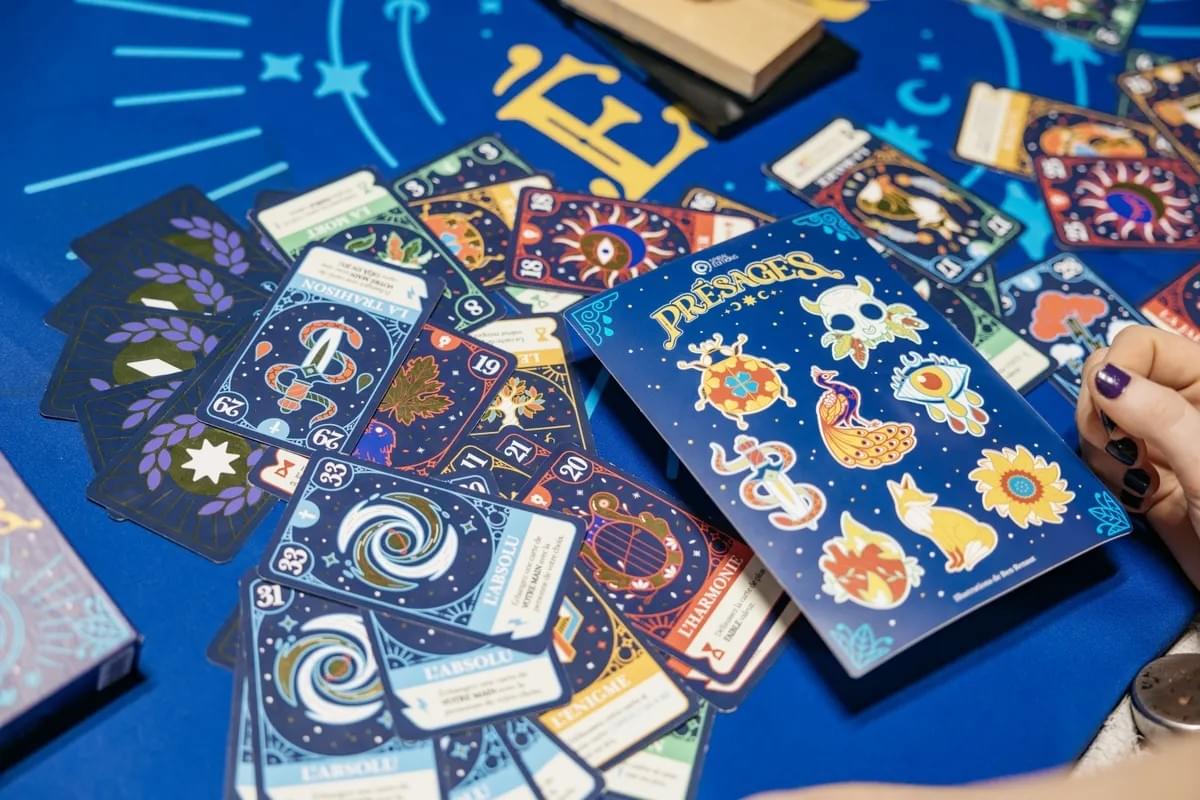 【桌遊開箱】〈奧秘小隊 Présages〉桌遊好玩嗎?玩法介紹+完整評測|解憂桌遊堂|台北桌遊|輕鬆新手友善|療寮生活館 Chitchat LIFE 【桌遊開箱】〈奧秘小隊 Présages〉桌遊好玩嗎?玩法介紹+完整評測|解憂桌遊堂|台北桌遊|輕鬆新手友善|療寮生活館 Chitchat LIFE