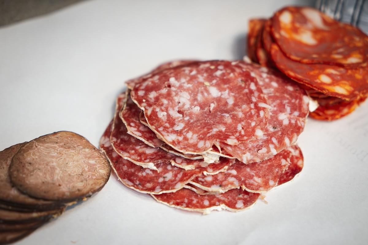assortiment de charcuterie finement découpée assortiment de charcuterie finement découpée