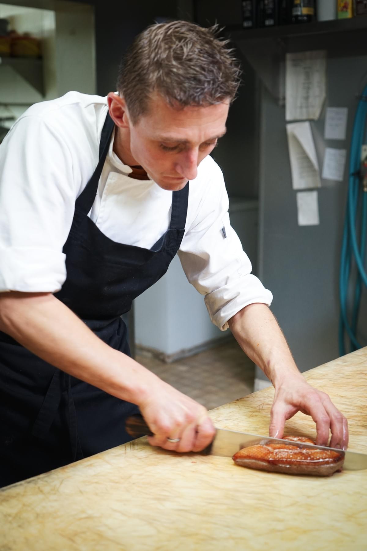 virgile de la maison viard découpe le magret et maitrise la cuisson du magret de canard virgile de la maison viard découpe le magret et maitrise la cuisson du magret de canard