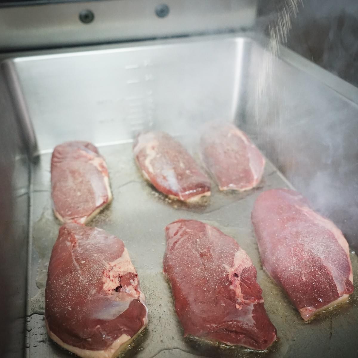 saisir le magret de canard et cuisson coté peau saisir le magret de canard et cuisson coté peau