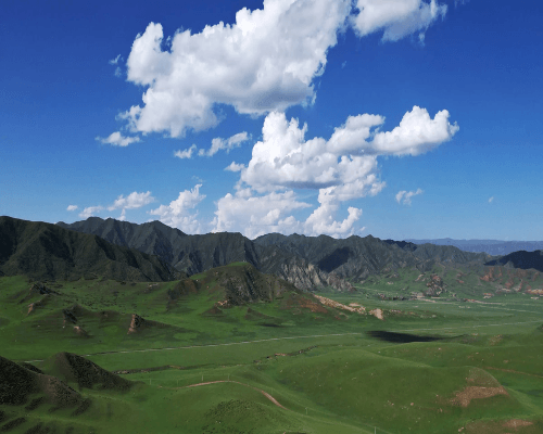 夏河県サンコ草原景区は、甘粛省甘南藏族自治州夏河県に位置し、夏河県城の南西13キロメートルにあります。サンコ草原は、青蔵高原北東端の高原草地に属し、平均標高は3,000メートル以上、草原の面積は70平方キロメートルに達します。 サンコ草原は、サンコ郷のダジウタン草原の一部で、周囲は連なる山々に囲まれ、中央には広々とした平坦な高山草原が広がっています。サンコ草原の気候は寒冷で湿潤、高原大陸性気候の特徴が顕著です。サンコ草原は人口が少なく面積が広く、住民は4,000人余りで、青蔵高原で最も原始的な風貌の草原の一つであり、甘南藏族自治州の主要畜産基地の一つでもあります。大夏河が南から北に流れ、水草が豊かで、薬用植物や野生動物の資源も豊富です。 2024年に、夏河県サンコ草原景区は国家級AAA景区に認定されました。サンコ草原は深い民族歴史文化と濃厚な草原風情文化の伝統を持ち、古くから甘南地域の重要な民族・宗教活動の場となっています。 夏河県サンコ草原景区は、甘粛省甘南藏族自治州夏河県に位置し、夏河県城の南西13キロメートルにあります。サンコ草原は、青蔵高原北東端の高原草地に属し、平均標高は3,000メートル以上、草原の面積は70平方キロメートルに達します。 サンコ草原は、サンコ郷のダジウタン草原の一部で、周囲は連なる山々に囲まれ、中央には広々とした平坦な高山草原が広がっています。サンコ草原の気候は寒冷で湿潤、高原大陸性気候の特徴が顕著です。サンコ草原は人口が少なく面積が広く、住民は4,000人余りで、青蔵高原で最も原始的な風貌の草原の一つであり、甘南藏族自治州の主要畜産基地の一つでもあります。大夏河が南から北に流れ、水草が豊かで、薬用植物や野生動物の資源も豊富です。 2024年に、夏河県サンコ草原景区は国家級AAA景区に認定されました。サンコ草原は深い民族歴史文化と濃厚な草原風情文化の伝統を持ち、古くから甘南地域の重要な民族・宗教活動の場となっています。