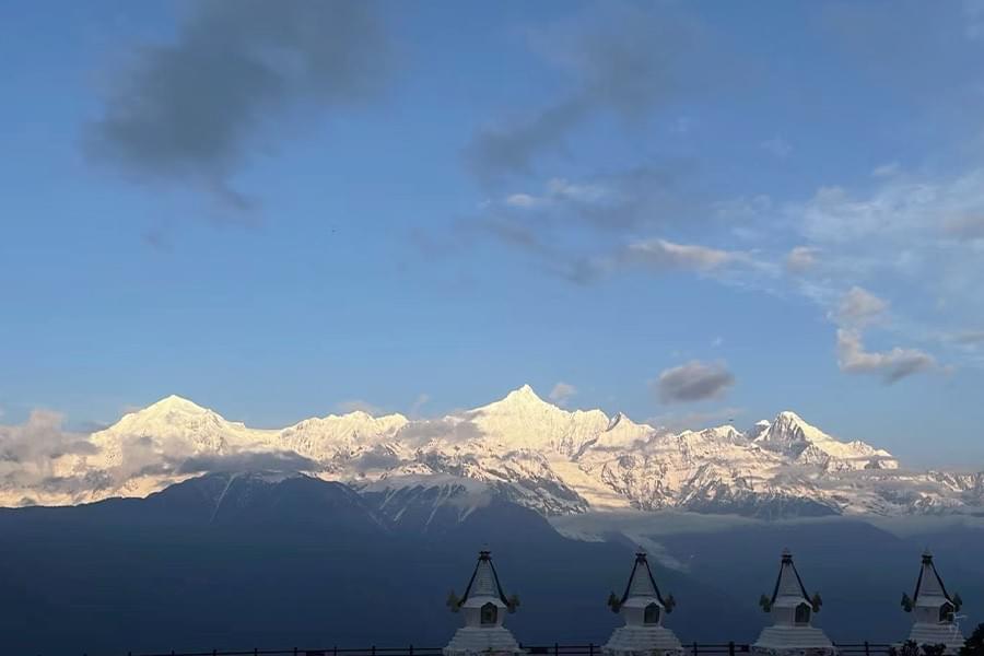 梅里雪山 / Meili Snow Mountains 中国西部、横断山脈に属し、数百キロに渡り5,000m、6,000m級の連峰が連なる雲南省最大の山脈。チベット自治区・四川省・雲南省にまたがる横断山脈・怒山山系に属し、その山麓地帯は金沙江・怒江・瀾滄江の「三江併流」として、2003年に世界遺産に登録されました。梅里という名前は、チベット語で‘薬草の多い山’を意味する‘メイリ’よりの音訳です。 鋭角な斜面が美しい主峰はチベット語で‘カワクボ’(白い雪)と呼ばれ、チベット八大聖山の最高位に当たるチベット仏教の聖地。 今も多くの巡礼を惹きつけてやみません。 梅里雪山 / Meili Snow Mountains 中国西部、横断山脈に属し、数百キロに渡り5,000m、6,000m級の連峰が連なる雲南省最大の山脈。チベット自治区・四川省・雲南省にまたがる横断山脈・怒山山系に属し、その山麓地帯は金沙江・怒江・瀾滄江の「三江併流」として、2003年に世界遺産に登録されました。梅里という名前は、チベット語で‘薬草の多い山’を意味する‘メイリ’よりの音訳です。 鋭角な斜面が美しい主峰はチベット語で‘カワクボ’(白い雪)と呼ばれ、チベット八大聖山の最高位に当たるチベット仏教の聖地。 今も多くの巡礼を惹きつけてやみません。