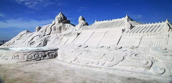 チャカ塩湖は「天空の鏡」とも称されて、晴天、水量、無風などの条件が揃うと、波が消えて湖面が鏡のようになって空を映し出すようになり、美しく、そして神秘的で不思議な光景を見せてくれる。辺り一面純白の塩の世界に、まっすぐと伸びる一本の線路。脇には寂しそうにぽつんと佇み、傾いた電柱がひとつ。 一人線路を歩いていけば、そのまま「千と千尋の世界」という天国へとたどり着いてしまうかのような錯覚がされる。「千と千尋の神隠し」で主人公の千尋が最後に湖の中に続く線路を歩くシーンがあるが、そのモデルになったのはこのチャカ塩湖ではないかと言われているそうだ。 チャカ塩湖は「天空の鏡」とも称されて、晴天、水量、無風などの条件が揃うと、波が消えて湖面が鏡のようになって空を映し出すようになり、美しく、そして神秘的で不思議な光景を見せてくれる。辺り一面純白の塩の世界に、まっすぐと伸びる一本の線路。脇には寂しそうにぽつんと佇み、傾いた電柱がひとつ。 一人線路を歩いていけば、そのまま「千と千尋の世界」という天国へとたどり着いてしまうかのような錯覚がされる。「千と千尋の神隠し」で主人公の千尋が最後に湖の中に続く線路を歩くシーンがあるが、そのモデルになったのはこのチャカ塩湖ではないかと言われているそうだ。
