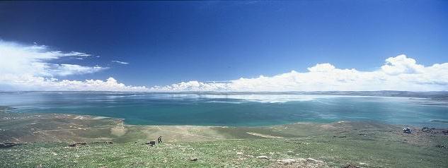 中国に三江源の言葉がある。長江、黄河、メコンの大河の源流地を意味している。 これらのアジアの大河はいずれも4000m越えのチベット高原のバヤンカラ峠を分水嶺とするところにその源がある。 黄河は全長5464m、巨龍が蛇行するように奔流し渤海に注ぎ、その流域面積は75万平方Kmの中国第二の河である。河は黄土文明を育み、中華文化が花開き、流域に1億1000万も住む中国人にとって母なる大河である。バヤンカラとアムネマチン山脈との間チベット高原の西の端ヤホラダッズエに源を発し、その水は標高4300mのオリン湖、ザリン湖に流れ込む。 現在オリン、ザリンに跨るその小高い山が黄河源頭と定められている。源頭から望む青系統の様々な色を見せる清らかな二つの湖は、二つのサファイヤ・黄河二つの真珠とも称されている。 中国に三江源の言葉がある。長江、黄河、メコンの大河の源流地を意味している。 これらのアジアの大河はいずれも4000m越えのチベット高原のバヤンカラ峠を分水嶺とするところにその源がある。 黄河は全長5464m、巨龍が蛇行するように奔流し渤海に注ぎ、その流域面積は75万平方Kmの中国第二の河である。河は黄土文明を育み、中華文化が花開き、流域に1億1000万も住む中国人にとって母なる大河である。バヤンカラとアムネマチン山脈との間チベット高原の西の端ヤホラダッズエに源を発し、その水は標高4300mのオリン湖、ザリン湖に流れ込む。 現在オリン、ザリンに跨るその小高い山が黄河源頭と定められている。源頭から望む青系統の様々な色を見せる清らかな二つの湖は、二つのサファイヤ・黄河二つの真珠とも称されている。