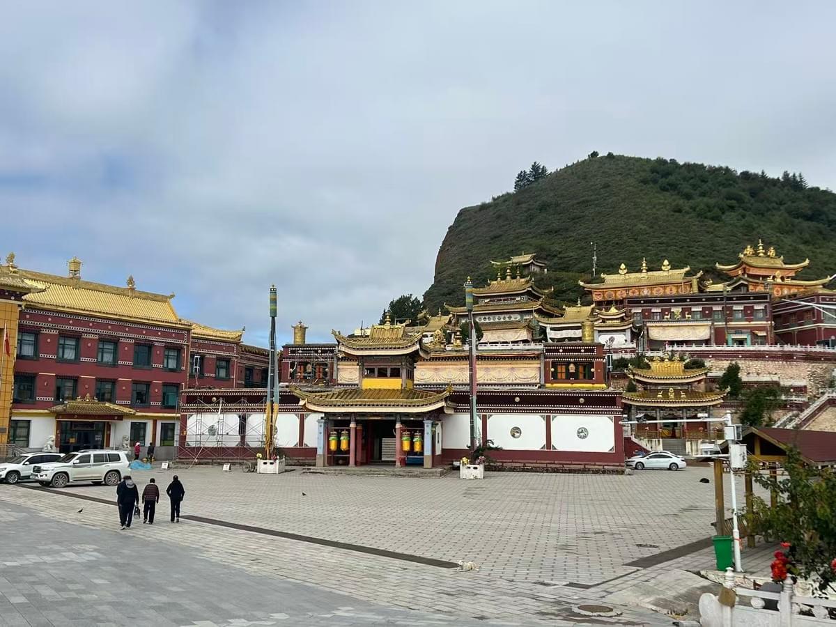 下瓊寺(シャチュン寺)はチベット語でシャチュゴンテチン・ユンダン・ダジリンと呼ばれ、「下瓊、大乗仏教が栄える大陸」を意味します。この学院の規則と規定は、第5代ダライ・ラマ、第13代ダライ・ラマ、そしてパンチェン・ラマによって直接制定されました。何世紀にもわたり、この学院はラマ・ツォンカパの教えを広め、数千人の優れた僧侶を育成してきました。現在、密教学院の儀式に従って、グヒャサマージャ、ヤマンタカ、ヴィマラキールティの三尊が修行されています。下瓊寺はゲルク派の祖廟です。下瓊寺は、元朝智正9年(1349年)に建立されました。 下瓊寺(シャチュン寺)はチベット語でシャチュゴンテチン・ユンダン・ダジリンと呼ばれ、「下瓊、大乗仏教が栄える大陸」を意味します。この学院の規則と規定は、第5代ダライ・ラマ、第13代ダライ・ラマ、そしてパンチェン・ラマによって直接制定されました。何世紀にもわたり、この学院はラマ・ツォンカパの教えを広め、数千人の優れた僧侶を育成してきました。現在、密教学院の儀式に従って、グヒャサマージャ、ヤマンタカ、ヴィマラキールティの三尊が修行されています。下瓊寺はゲルク派の祖廟です。下瓊寺は、元朝智正9年(1349年)に建立されました。