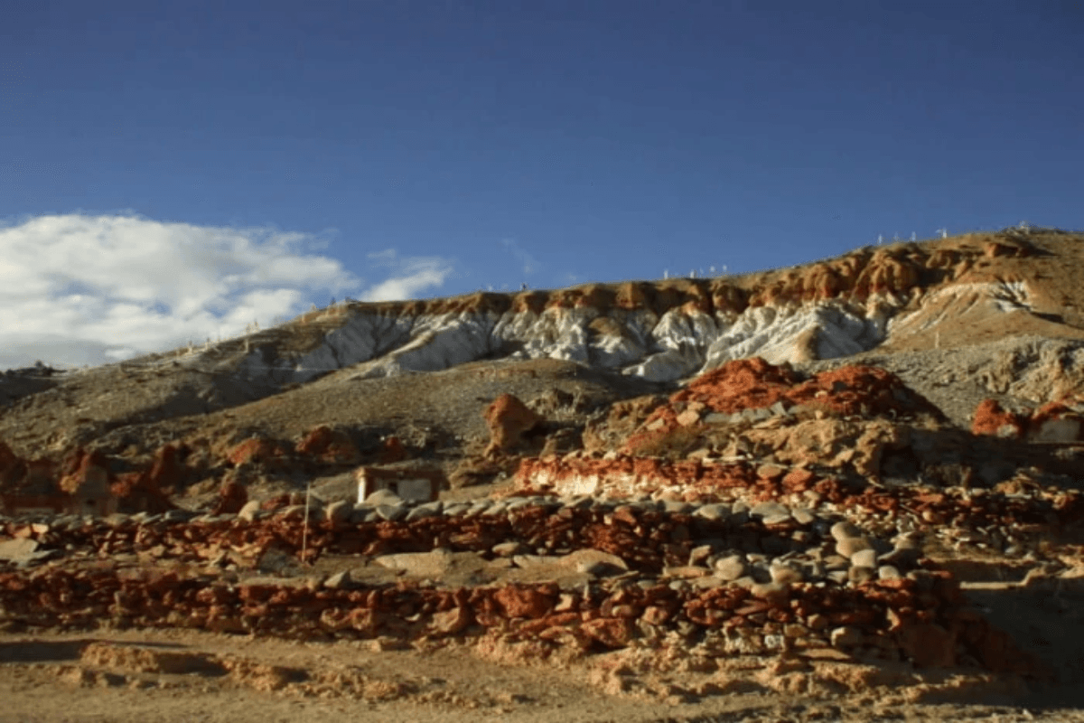 ティルタプリ(扎達棍巴) タルツェンから西北に50km行ったところにムンツェルという小さな町があります。そこからさらに3時間ほど歩くと カイラス、マナサロワールと同じくチベット西部の聖地に数えられるお寺があります。 ティルタプリに訪れないと巡礼は完了しないと言われています。 たくさんのタルチョがはためき、辺りには温泉が湧き、神山・神湖の巡礼を終えた行者達の憩いの場となっています。 ティルタプリ(扎達棍巴) タルツェンから西北に50km行ったところにムンツェルという小さな町があります。そこからさらに3時間ほど歩くと カイラス、マナサロワールと同じくチベット西部の聖地に数えられるお寺があります。 ティルタプリに訪れないと巡礼は完了しないと言われています。 たくさんのタルチョがはためき、辺りには温泉が湧き、神山・神湖の巡礼を終えた行者達の憩いの場となっています。