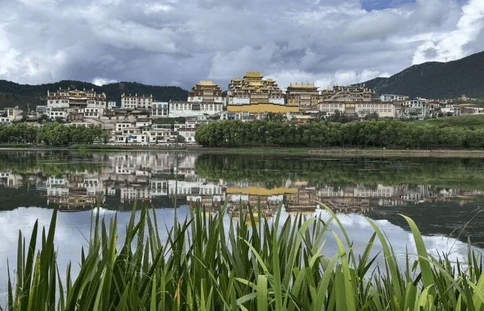 雲南省のチベット世界 北西部はチベット自治区に接し、迪慶蔵族自治州には約33万人のチベット族が居住しています。長江の上流にあたる金沙江、メコン川の上流にあたる瀾滄江が流れ、世界遗産·三江併流地域の一部となっています。 雲南省のチベット世界 北西部はチベット自治区に接し、迪慶蔵族自治州には約33万人のチベット族が居住しています。長江の上流にあたる金沙江、メコン川の上流にあたる瀾滄江が流れ、世界遗産·三江併流地域の一部となっています。