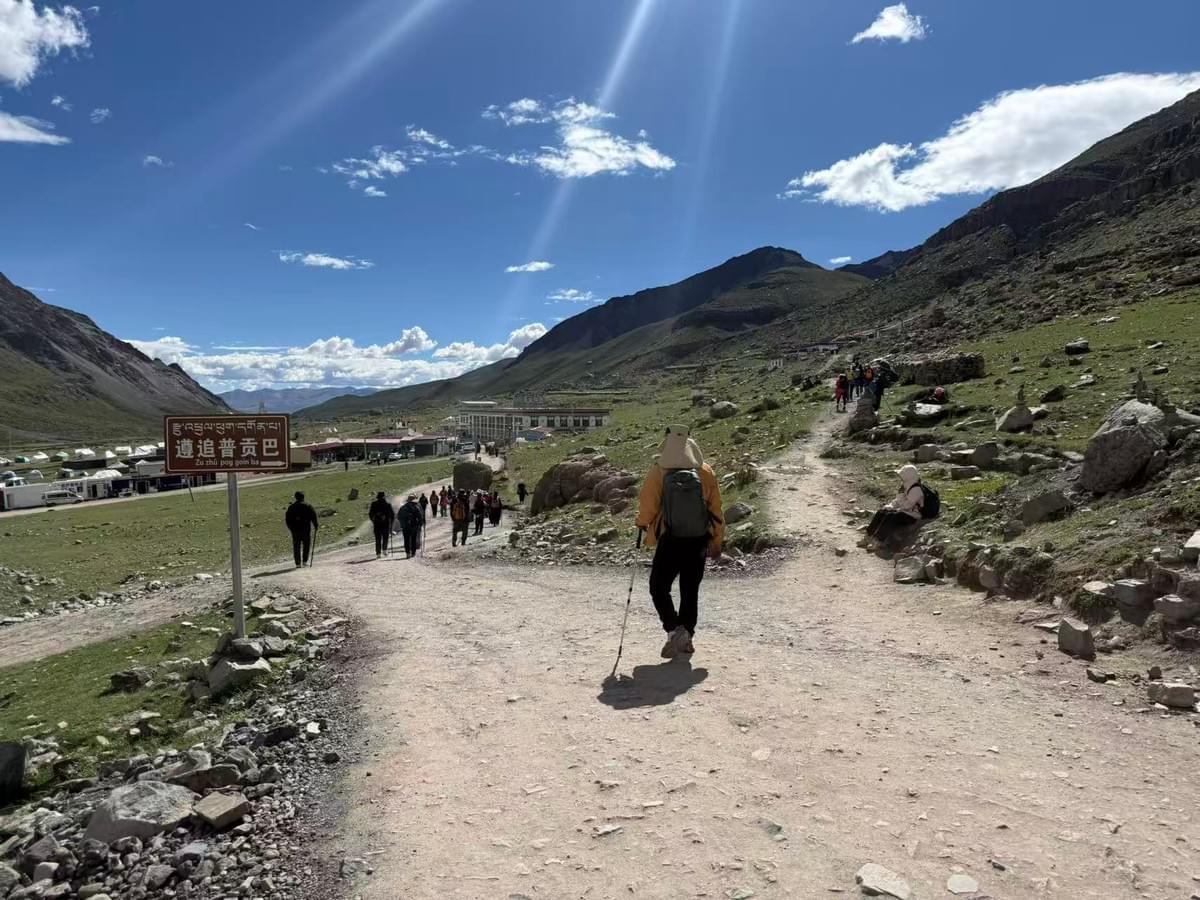 カイラス山周辺の山道を歩く巡礼者 カイラス山周辺の山道を歩く巡礼者