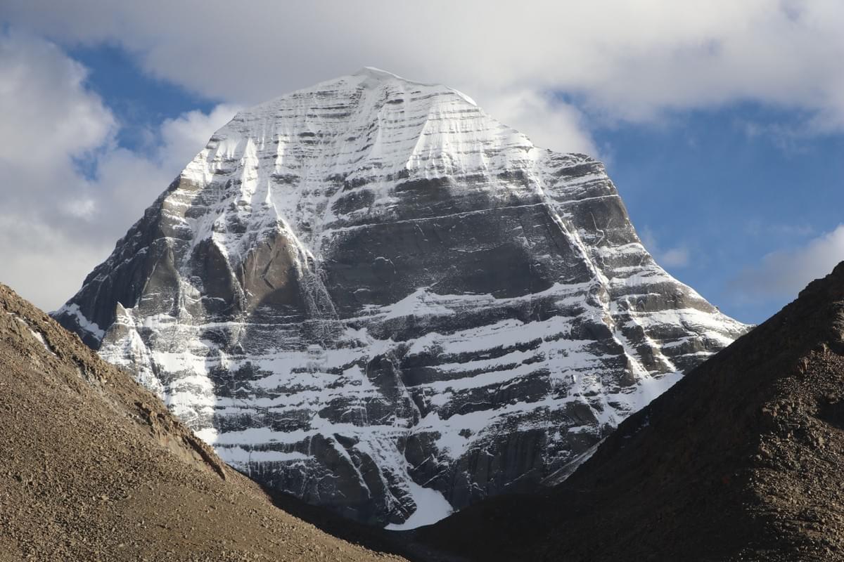alt:チベット高原の険しい岩壁と雪山 alt:チベット高原の険しい岩壁と雪山