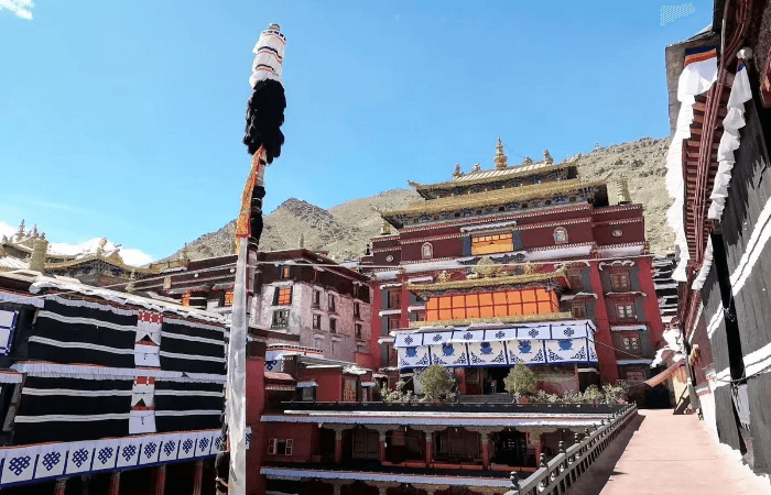 シガツ工(日喀則) ラサに次くチベット第2の都市。仏教の高僧パドマサンバプアがこの地を通った時、山河が素晴らしかったためここに留まり修行をし、ここがラサに次く都市となると予言したといわれています。 シガツ工(日喀則) ラサに次くチベット第2の都市。仏教の高僧パドマサンバプアがこの地を通った時、山河が素晴らしかったためここに留まり修行をし、ここがラサに次く都市となると予言したといわれています。