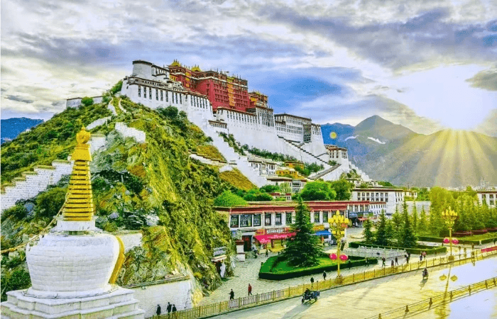 ラサ チベット自治区の区都。チベットの政治的·宗教的中心地。 チベット語で、「ラ」=神々·仏を、「サ」=は土地を意味します。 7世紀にチべットを統-した吐蕃王国のソンツエンガンボ王により、チベット(当時は吐蕃王国)の都として定められました。 ラサ チベット自治区の区都。チベットの政治的·宗教的中心地。 チベット語で、「ラ」=神々·仏を、「サ」=は土地を意味します。 7世紀にチべットを統-した吐蕃王国のソンツエンガンボ王により、チベット(当時は吐蕃王国)の都として定められました。