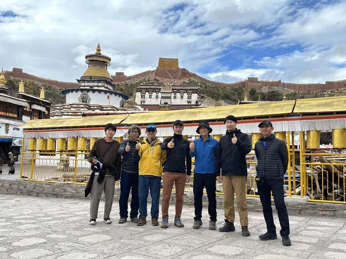 登山旅行も手ヒマラヤ山脈の旅行カイラストレッキング、エベレスト-旅行株式会社がけは、高所順応を一番に考えたプラン作りをしております。ツアーではガイドがパルスオキシメーター(血中酸素飽和度の携帯用測定装置)を持参し、お客様の体調管理に努めます。 万が一、高山病にかかってしまっ場合にも、経験豊富な現地チベット人会社なので皆様のお手伝いをいたします。 登山旅行も手ヒマラヤ山脈の旅行カイラストレッキング、エベレスト-旅行株式会社がけは、高所順応を一番に考えたプラン作りをしております。ツアーではガイドがパルスオキシメーター(血中酸素飽和度の携帯用測定装置)を持参し、お客様の体調管理に努めます。 万が一、高山病にかかってしまっ場合にも、経験豊富な現地チベット人会社なので皆様のお手伝いをいたします。