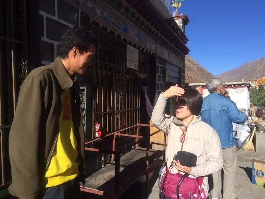 チベット人のガイドさとお客様 チベット人のガイドさとお客様