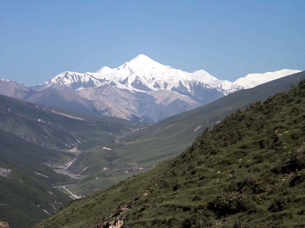 アムネマチンは中華人民共和国青海省ゴロク・チベット族自治州(チベットアムド地方南部)にある山々で、崑崙山脈の東部に属しており、最高峰の海抜は6,282メートルである。チベット語でアムネは老人、マチンは活仏の従者を意味するチベット語でアムネは老人、マチンは活仏の従者を意味する。また、現地のチベット族は「神の山」の意だとしている。「アムネマチン」は現地方言による発音であり、ラサ方言ではアニエマチェンとなる。チベット民族の四大聖地のひとつで、黄河の源流近くにある。黄河の流れはこの山々のために大きく湾曲する。山に観音菩薩がいるとして、チベット族の信仰を集め、人々が巡礼のように周囲を回って祈りをささげる。干支が午の年にあらゆる神々が山に集まるとされる。 アムネマチンは中華人民共和国青海省ゴロク・チベット族自治州(チベットアムド地方南部)にある山々で、崑崙山脈の東部に属しており、最高峰の海抜は6,282メートルである。チベット語でアムネは老人、マチンは活仏の従者を意味するチベット語でアムネは老人、マチンは活仏の従者を意味する。また、現地のチベット族は「神の山」の意だとしている。「アムネマチン」は現地方言による発音であり、ラサ方言ではアニエマチェンとなる。チベット民族の四大聖地のひとつで、黄河の源流近くにある。黄河の流れはこの山々のために大きく湾曲する。山に観音菩薩がいるとして、チベット族の信仰を集め、人々が巡礼のように周囲を回って祈りをささげる。干支が午の年にあらゆる神々が山に集まるとされる。