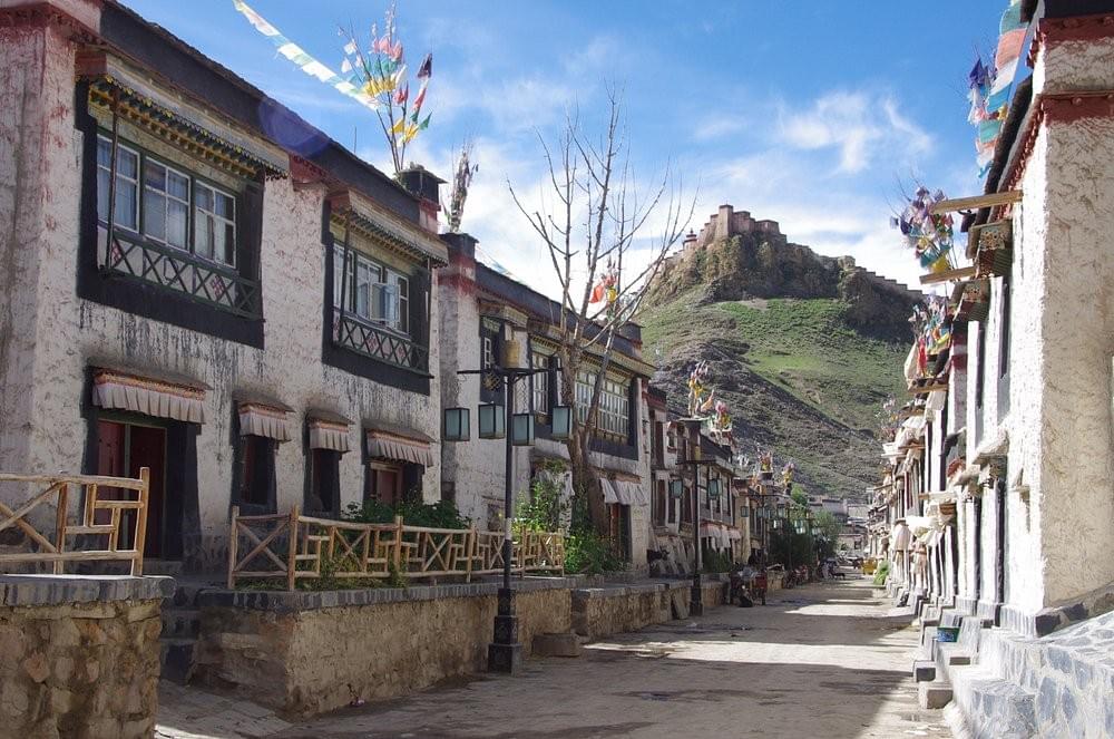 旧市街は、ギャンツェ県は本当に魅力的な、本格的な。 とても清潔でもありました、牛住民家の前にここによく維持されているにもかかわらず 旧市街は、ギャンツェ県は本当に魅力的な、本格的な。 とても清潔でもありました、牛住民家の前にここによく維持されているにもかかわらず