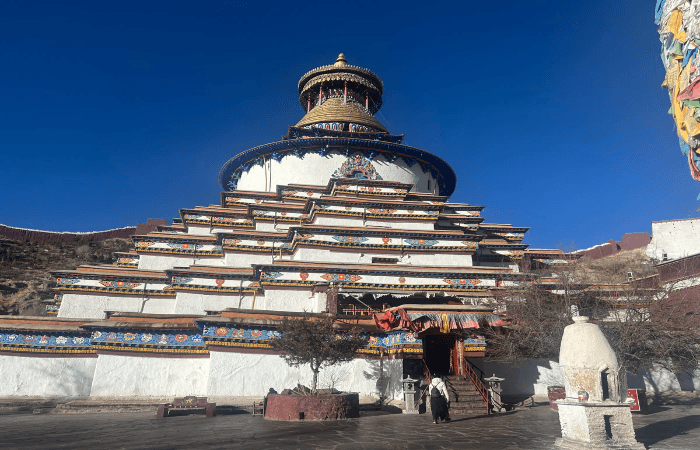 ギャンツエ(江孜県)古くからインドとの交易路の要衝として栄えたギャンツエは、チベットの歴史上、ラサ、シガツエに继く第3の町です。 街外れのギャンツエ・クンプムはチベット仏教美術の宝庫と言われ、多くの壁画と塑像が残されています。 ギャンツエ(江孜県)古くからインドとの交易路の要衝として栄えたギャンツエは、チベットの歴史上、ラサ、シガツエに继く第3の町です。 街外れのギャンツエ・クンプムはチベット仏教美術の宝庫と言われ、多くの壁画と塑像が残されています。