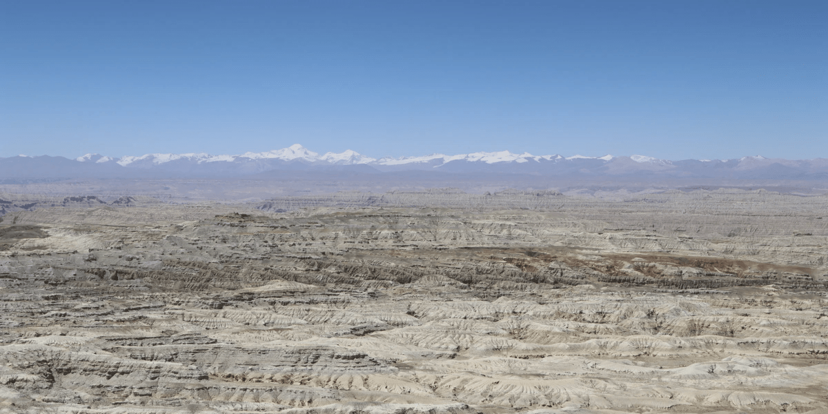 土林と呼ばれる光景 かつてここは巨大な湖の底で、その堆積物が作り出した風景だという 土林と呼ばれる光景 かつてここは巨大な湖の底で、その堆積物が作り出した風景だという
