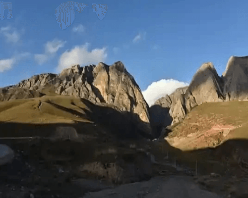 甘加の秘境は、甘粛省西南部の甘南チベット族自治州夏河県甘加草原八角村の西側に位置し、東は甘加渓谷に接し、北は達里加山に臨む景勝地で、総面積は131.23平方キロメートル、南北の標高差は1300メートルに達する。この景区は崖壁、草原、高原湖、石林、鍾乳洞などの自然景観が融合しており、達里加翠湖、仏光洞、法螺頂などの名所を含む。主な文化景観には八角古城、作海寺、白石崖寺などの史跡があり、その中で八角古城は西漢時代に建設され、城壁は八角形の中空十字型の配置で、占地面積は20万平方メートル。白石崖鍾乳洞は16万年前のデニソワ人の化石が発見されたことで有名である。 甘加の秘境は、甘粛省西南部の甘南チベット族自治州夏河県甘加草原八角村の西側に位置し、東は甘加渓谷に接し、北は達里加山に臨む景勝地で、総面積は131.23平方キロメートル、南北の標高差は1300メートルに達する。この景区は崖壁、草原、高原湖、石林、鍾乳洞などの自然景観が融合しており、達里加翠湖、仏光洞、法螺頂などの名所を含む。主な文化景観には八角古城、作海寺、白石崖寺などの史跡があり、その中で八角古城は西漢時代に建設され、城壁は八角形の中空十字型の配置で、占地面積は20万平方メートル。白石崖鍾乳洞は16万年前のデニソワ人の化石が発見されたことで有名である。