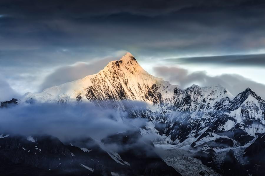 梅里雪山は雪山太子とも言います。梅里雪山は横断山脈に属しており、雲南省迪慶チベット族自治州徳欽県とチベット自治区察隅県との境目に位置しており、昆明から約849キロ離れています。梅里雪山は怒山山脈の中段にも属しており、世界有名な金沙江、瀾滄江、怒江は併流する地区である「三江併流」世界自然遺産地にあります。北はチベット自治区の阿冬格尼山、南は碧羅雪山と接しています。海抜6000m以上の峰が13あり、「太子十三峰」と呼ばれています。主峰か瓦格博峰の海抜は6740mに達し、雲南省で海抜が最も高い峰です。チベットの経文の記載によると、梅里雪山の13の峰は「太子宮殿で修行する神様」と奉じられています。特に主峰?瓦格博峰は「チベット八大神山の第一峰」と称されています。 梅里雪山の地形は北側が高く、南側が低いであり,渓谷は南側に開いており、気流は渓谷の下から上がっていきます。モンスーンの影響が大きくて乾季と雨季ははっきりしています。または山が高くて垂直気候帯になっています。海抜4000m以上は積雪に覆われている群峰が聳え立っており、峡谷の中の氷河は数キロにわたって延びており、とても壮観です。4000m以下の氷河の両側の坂は生い茂った高山低木と針葉林に覆われ、青色と白色とのコントラストが目立っています。いくつ肥沃な天然の草地が林の中に点在しており,雉、麝、レッサーパンダ、鹿、熊などの動物が出没しています。高山草地で冬虫夏草、バイモなど珍しい薬草がとれています。 梅里雪山は複雑な地形を持ち、気候が変わりやすいです。夏に麓の渓谷の気温は11℃―29℃に達し、上部は-10℃ー20℃です。年間降水量は600ミリ、雨季は6-8月であり、この時期の気候はごく不安定ですので、登山には勧めないのです。 梅里雪山は雪山太子とも言います。梅里雪山は横断山脈に属しており、雲南省迪慶チベット族自治州徳欽県とチベット自治区察隅県との境目に位置しており、昆明から約849キロ離れています。梅里雪山は怒山山脈の中段にも属しており、世界有名な金沙江、瀾滄江、怒江は併流する地区である「三江併流」世界自然遺産地にあります。北はチベット自治区の阿冬格尼山、南は碧羅雪山と接しています。海抜6000m以上の峰が13あり、「太子十三峰」と呼ばれています。主峰か瓦格博峰の海抜は6740mに達し、雲南省で海抜が最も高い峰です。チベットの経文の記載によると、梅里雪山の13の峰は「太子宮殿で修行する神様」と奉じられています。特に主峰?瓦格博峰は「チベット八大神山の第一峰」と称されています。 梅里雪山の地形は北側が高く、南側が低いであり,渓谷は南側に開いており、気流は渓谷の下から上がっていきます。モンスーンの影響が大きくて乾季と雨季ははっきりしています。または山が高くて垂直気候帯になっています。海抜4000m以上は積雪に覆われている群峰が聳え立っており、峡谷の中の氷河は数キロにわたって延びており、とても壮観です。4000m以下の氷河の両側の坂は生い茂った高山低木と針葉林に覆われ、青色と白色とのコントラストが目立っています。いくつ肥沃な天然の草地が林の中に点在しており,雉、麝、レッサーパンダ、鹿、熊などの動物が出没しています。高山草地で冬虫夏草、バイモなど珍しい薬草がとれています。 梅里雪山は複雑な地形を持ち、気候が変わりやすいです。夏に麓の渓谷の気温は11℃―29℃に達し、上部は-10℃ー20℃です。年間降水量は600ミリ、雨季は6-8月であり、この時期の気候はごく不安定ですので、登山には勧めないのです。