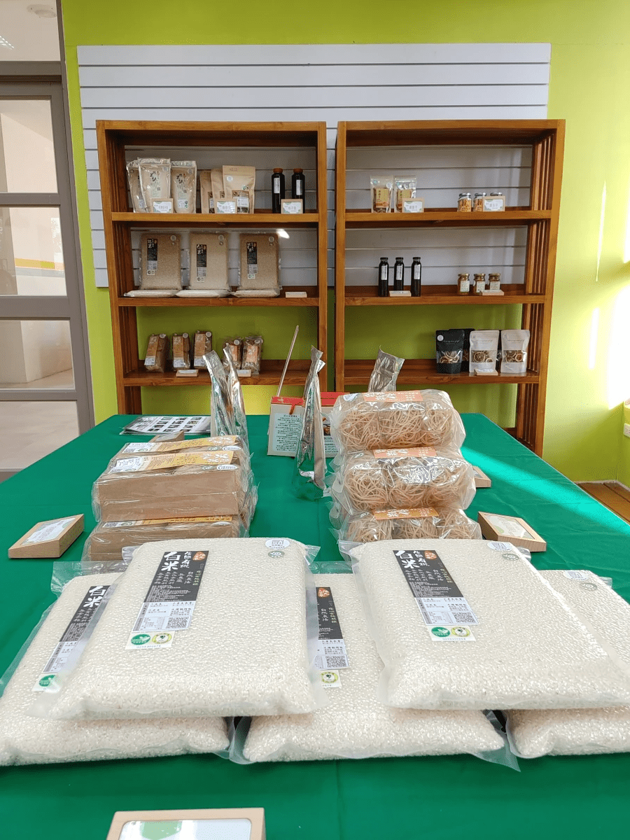 悠活羅山:羅山社區發展協會在富里鄉農會的協助,花蓮富里羅山加入國際里山倡議夥伴關係網絡IPSI推動里山倡議,成立羅山休閒農業園區,成為有機農業示範村。來花東縱谷六十石山賞金針花的旅客,不妨順路富里鄉農會展售中心買富麗米農會便當,跟富里竹猩猩合照,跟富里導覽解說班預約農村旅行 悠活羅山:羅山社區發展協會在富里鄉農會的協助,花蓮富里羅山加入國際里山倡議夥伴關係網絡IPSI推動里山倡議,成立羅山休閒農業園區,成為有機農業示範村。來花東縱谷六十石山賞金針花的旅客,不妨順路富里鄉農會展售中心買富麗米農會便當,跟富里竹猩猩合照,跟富里導覽解說班預約農村旅行