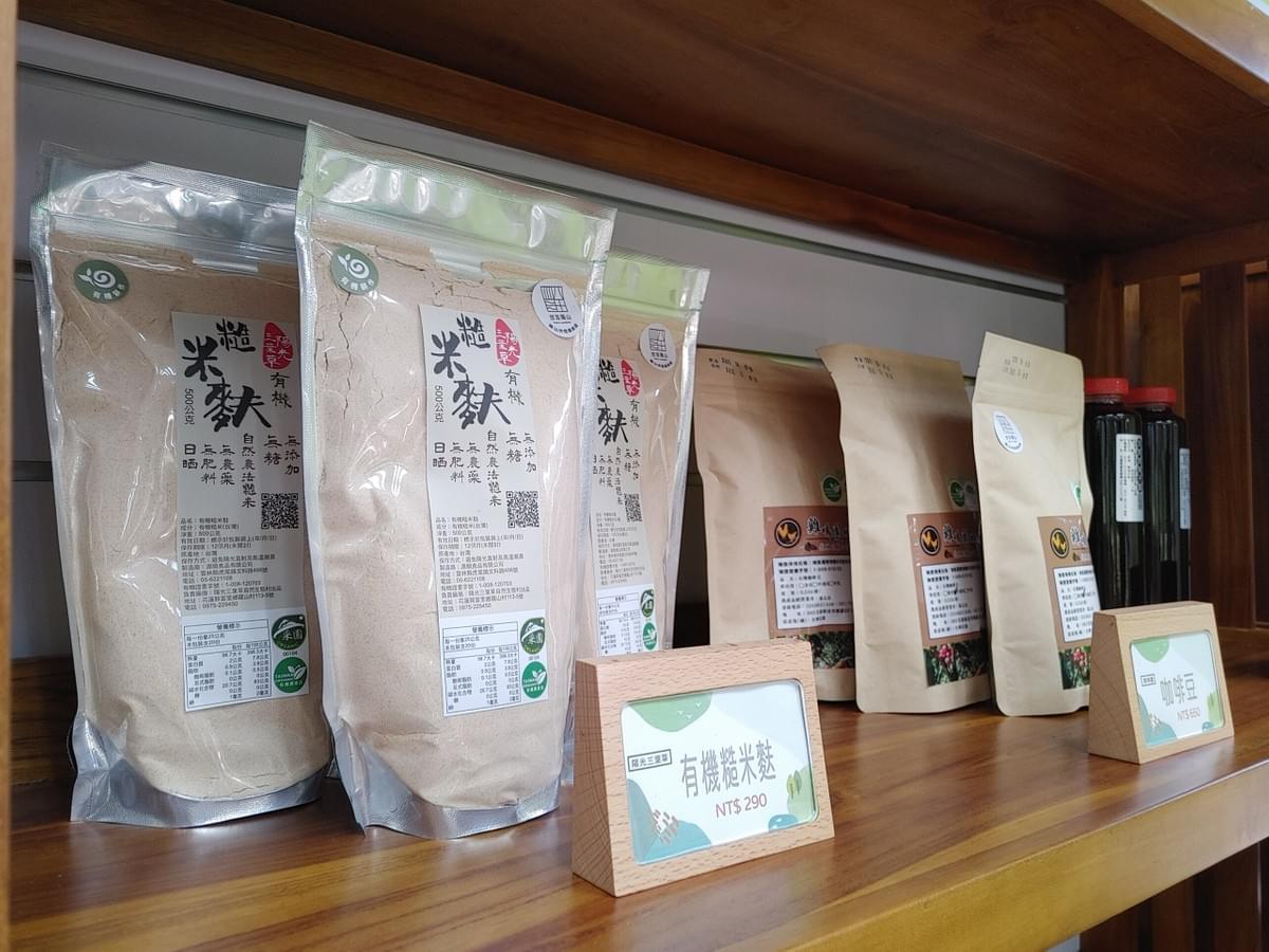 悠活羅山:羅山社區發展協會在富里鄉農會的協助,花蓮富里羅山加入國際里山倡議夥伴關係網絡IPSI推動里山倡議,成立羅山休閒農業園區,成為有機農業示範村。來花東縱谷六十石山賞金針花的旅客,不妨順路富里鄉農會展售中心買富麗米農會便當,跟富里竹猩猩合照,跟富里導覽解說班預約農村旅行 悠活羅山:羅山社區發展協會在富里鄉農會的協助,花蓮富里羅山加入國際里山倡議夥伴關係網絡IPSI推動里山倡議,成立羅山休閒農業園區,成為有機農業示範村。來花東縱谷六十石山賞金針花的旅客,不妨順路富里鄉農會展售中心買富麗米農會便當,跟富里竹猩猩合照,跟富里導覽解說班預約農村旅行