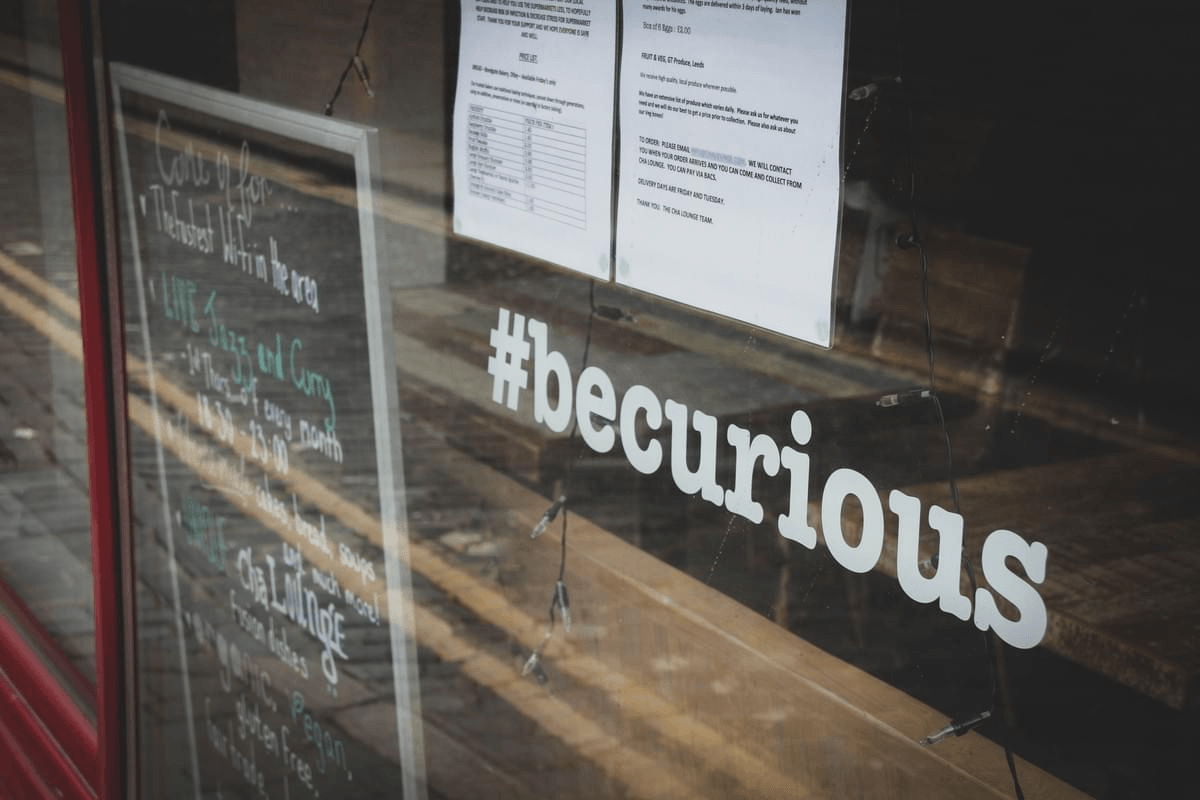 TagTales: O călătorie amuzantă în lumea sălbatică a hashtag-urilor TagTales: O călătorie amuzantă în lumea sălbatică a hashtag-urilor