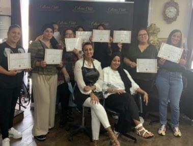 Groupe de stagiaires diplômées en esthétique après une formation chez Studio Beauté. Certification en lissage brésilien, rehaussement de cils, microneedling et blanchiment dentaire. Formations éligibles CPF, Pôle emploi et OPCO. Groupe de stagiaires diplômées en esthétique après une formation chez Studio Beauté. Certification en lissage brésilien, rehaussement de cils, microneedling et blanchiment dentaire. Formations éligibles CPF, Pôle emploi et OPCO.