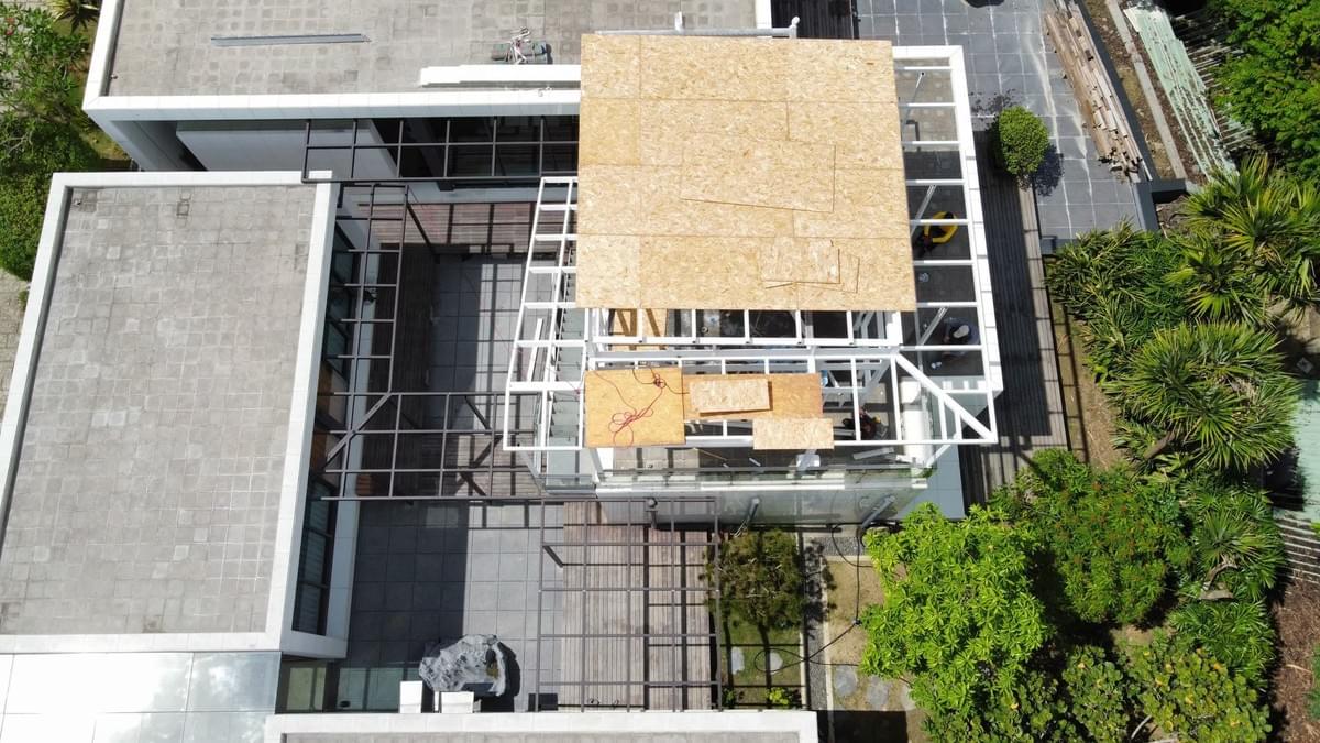鋼構工程施工中|頂樓玻璃屋鋼骨組立與 OSB 底板 鋼構工程施工中|頂樓玻璃屋鋼骨組立與 OSB 底板