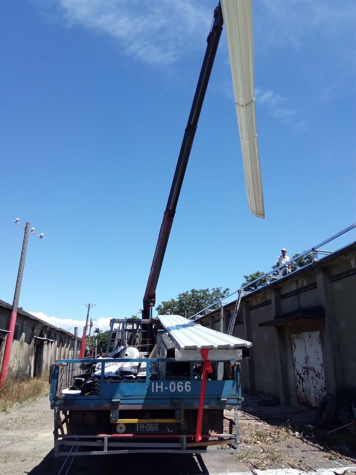 台糖倉庫鋼構屋頂-鋼板吊掛作業 台糖倉庫鋼構屋頂-鋼板吊掛作業