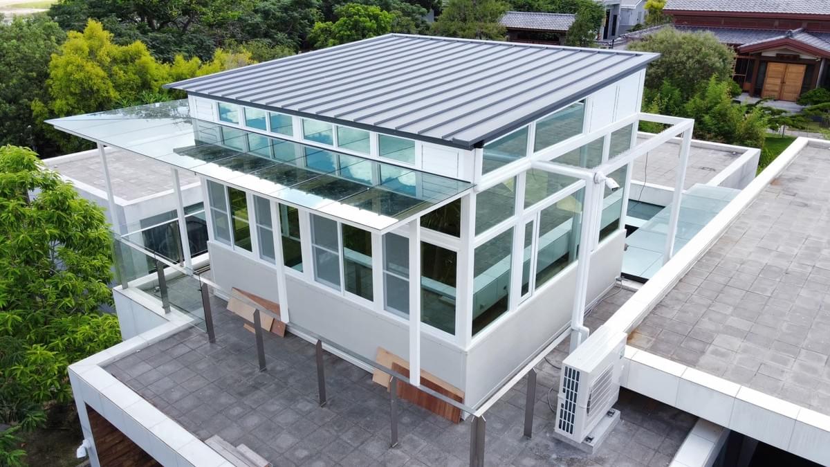 台南頂樓加蓋實績|玻璃屋金屬瓦楞屋頂特寫 台南頂樓加蓋實績|玻璃屋金屬瓦楞屋頂特寫