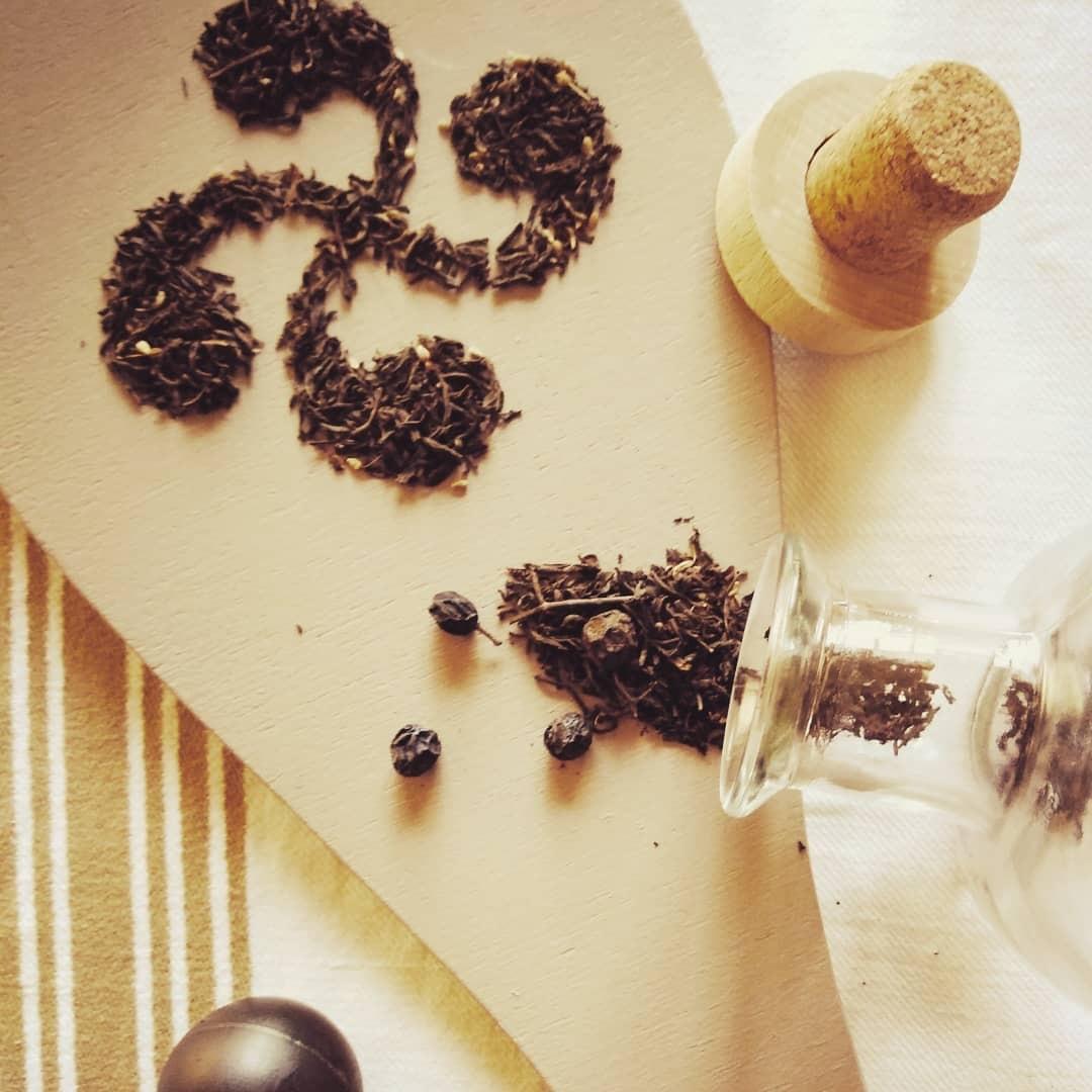 Thés et infusions préparés artisanalement au Pays-Basque Thés et infusions préparés artisanalement au Pays-Basque
