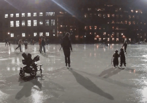 Il était 16h, un mardi, quand nous sommes tombés sur cette patinoire où beaucoup de familles étaient ensemble Il était 16h, un mardi, quand nous sommes tombés sur cette patinoire où beaucoup de familles étaient ensemble