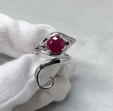 作品圖為天然無燒紅寶石(4.50 ct)手工戒指 作品圖為天然無燒紅寶石(4.50 ct)手工戒指