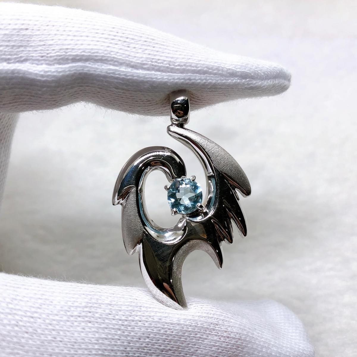 作品圖為托帕寶石(0.95 ct)手工墜子 作品圖為托帕寶石(0.95 ct)手工墜子