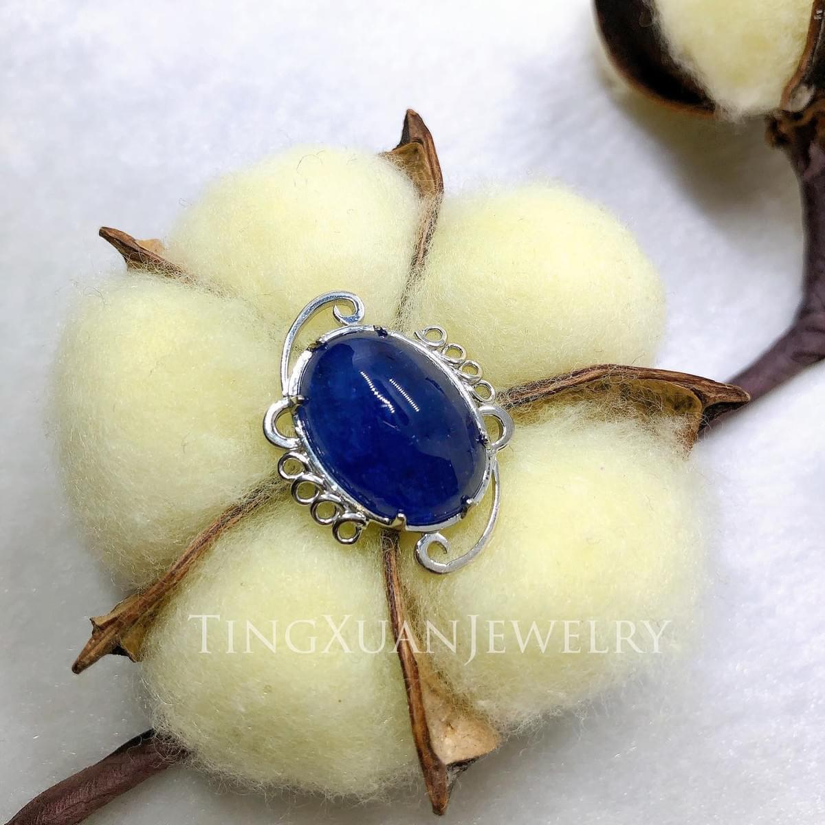 作品圖為量身定製手工丹泉藍寶石(16.36 ct)主題墜飾 作品圖為量身定製手工丹泉藍寶石(16.36 ct)主題墜飾