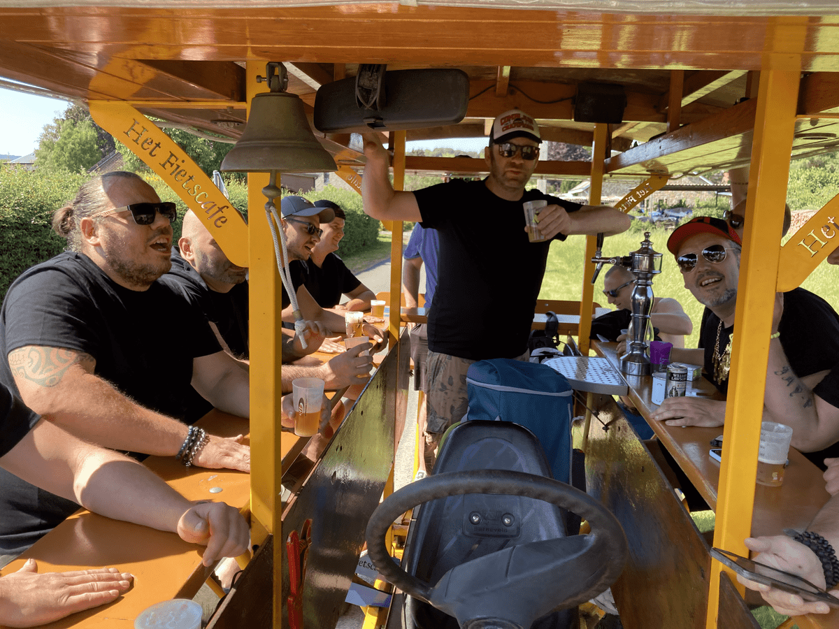 location de beer bike à Hotton en Belgique (Wallonie), une activité pour un groupe de 6 à 15 personnes pour un EVG/EVJF, team-building, sorties entre amis location de beer bike à Hotton en Belgique (Wallonie), une activité pour un groupe de 6 à 15 personnes pour un EVG/EVJF, team-building, sorties entre amis