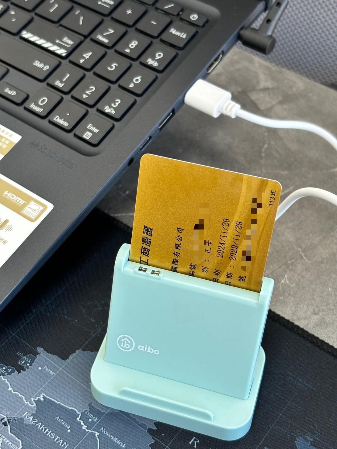 『aibo』直立式支架晶片讀卡機(附Type-C轉接頭)—12/9~12/29