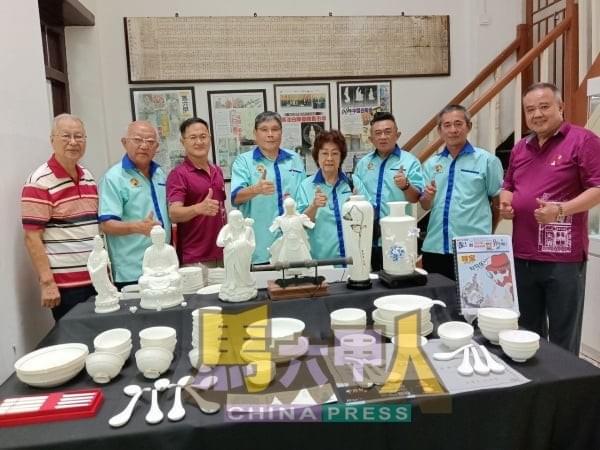 We actively promote traditional Chinese culture and facilitate multicultural exchange in society through various cultural activities and lectures. promote culture What are we doing Malacca Teck Hua Huay Kuan is one of Malaysia's long-established Chinese community organizations, founded in 1908, and has a history of over a hundred years. The association aims to unite the Dehua compatriots in the Malacca region, promote Chinese culture, enhance community ties, and actively participate in social welfare activities. We actively promote traditional Chinese culture and facilitate multicultural exchange in society through various cultural activities and lectures. promote culture What are we doing Malacca Teck Hua Huay Kuan is one of Malaysia's long-established Chinese community organizations, founded in 1908, and has a history of over a hundred years. The association aims to unite the Dehua compatriots in the Malacca region, promote Chinese culture, enhance community ties, and actively participate in social welfare activities.