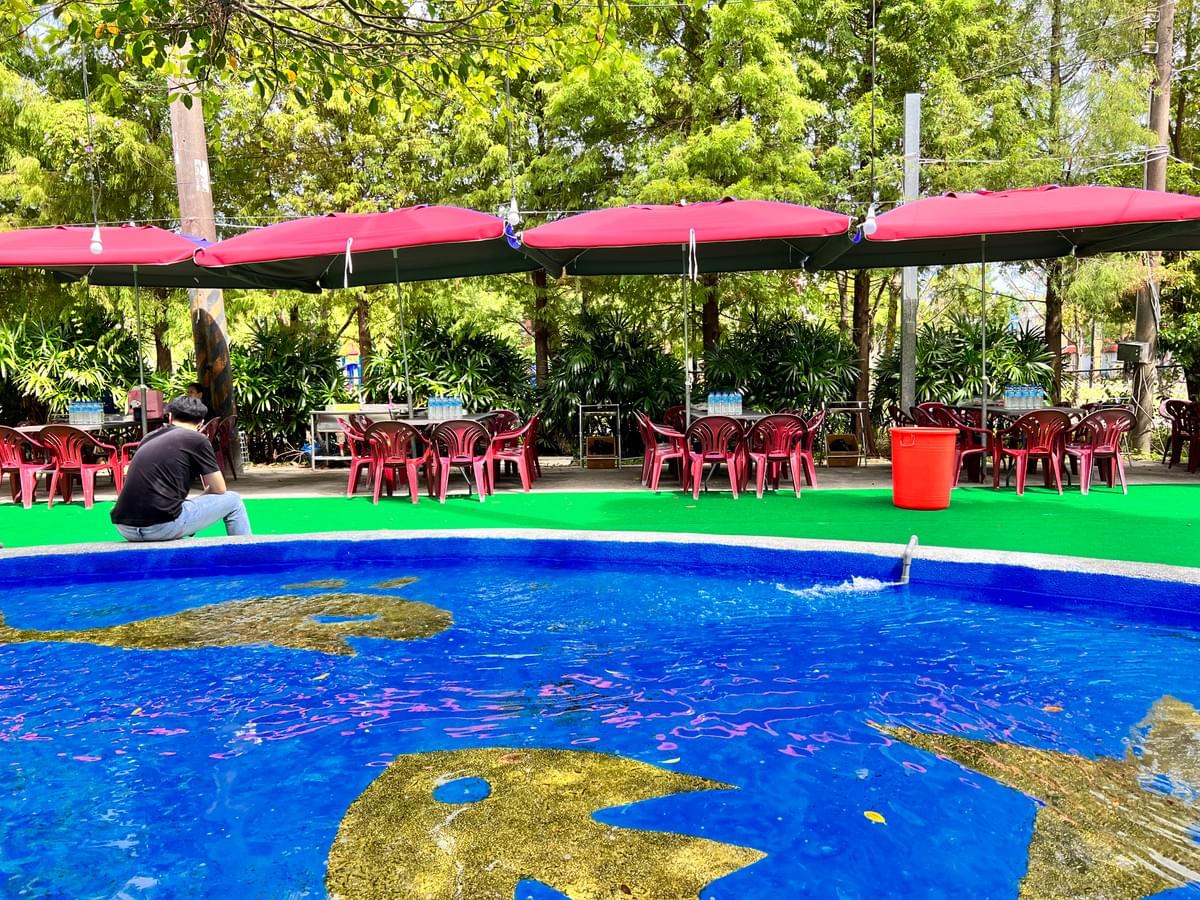 體驗自然之美,享受親子共遊的快樂時光。無論是與親友共度周末,或是舉辦生日派對、家庭聚會,我們提供多樣化的活動及設施,讓每位來賓都能找到屬於自己的樂趣。透過與動物互動、親近大自然,不僅能讓孩子們學習保護環境的重要性,也能讓大人們放鬆身心,重拾對生活的熱情。精心打造的用餐環境讓您在享用美食的同時,也能感受到自然的氣息,讓您的用餐體驗更加完美。歡迎各式團體蒞臨,讓我們一同共度美好時光,創造難忘的回憶。 體驗自然之美,享受親子共遊的快樂時光。無論是與親友共度周末,或是舉辦生日派對、家庭聚會,我們提供多樣化的活動及設施,讓每位來賓都能找到屬於自己的樂趣。透過與動物互動、親近大自然,不僅能讓孩子們學習保護環境的重要性,也能讓大人們放鬆身心,重拾對生活的熱情。精心打造的用餐環境讓您在享用美食的同時,也能感受到自然的氣息,讓您的用餐體驗更加完美。歡迎各式團體蒞臨,讓我們一同共度美好時光,創造難忘的回憶。