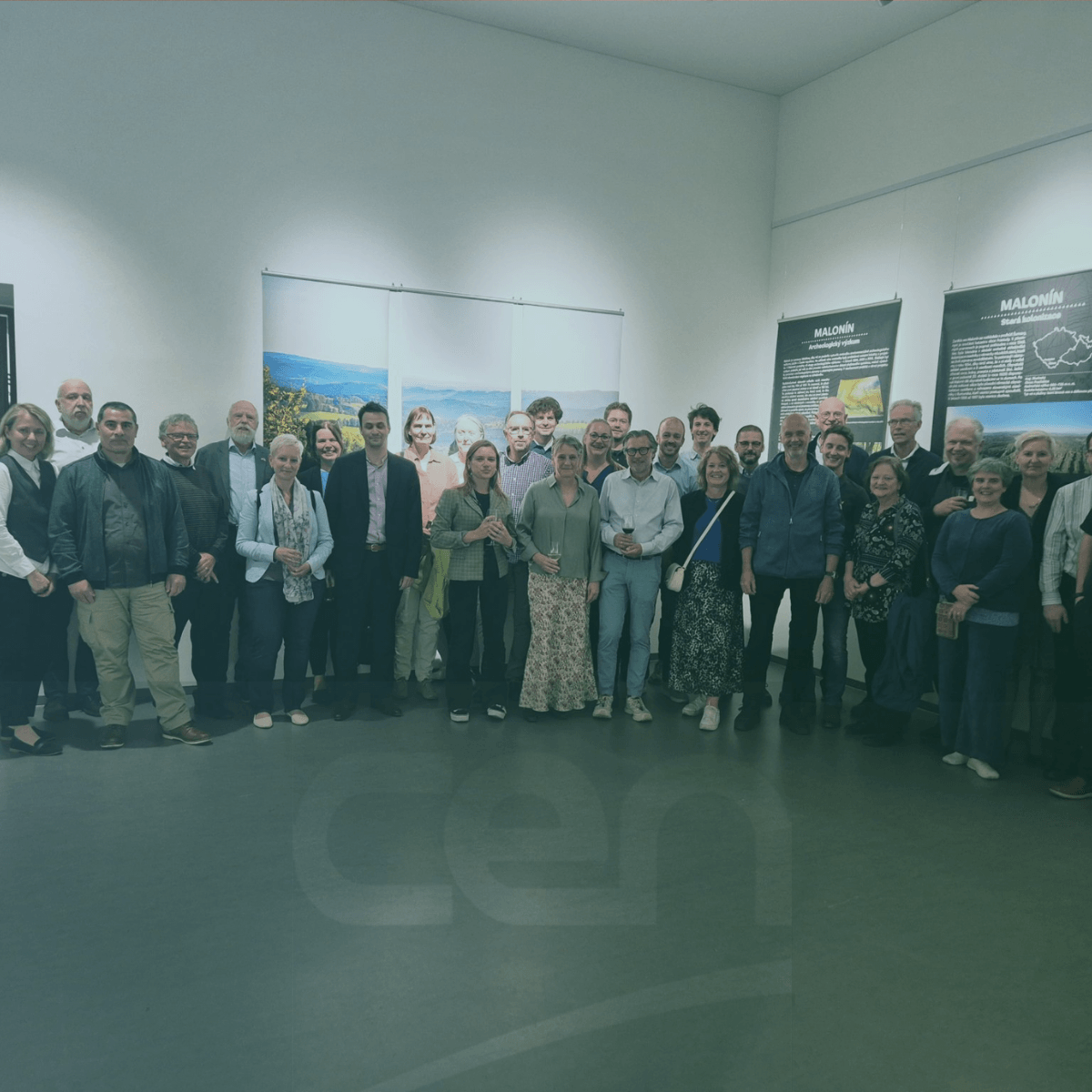 Deelnemers aan de CEN/TC 444 workshop in Praag poseren voor een groepsfoto tijdens de jaarlijkse vergaderweek Deelnemers aan de CEN/TC 444 workshop in Praag poseren voor een groepsfoto tijdens de jaarlijkse vergaderweek